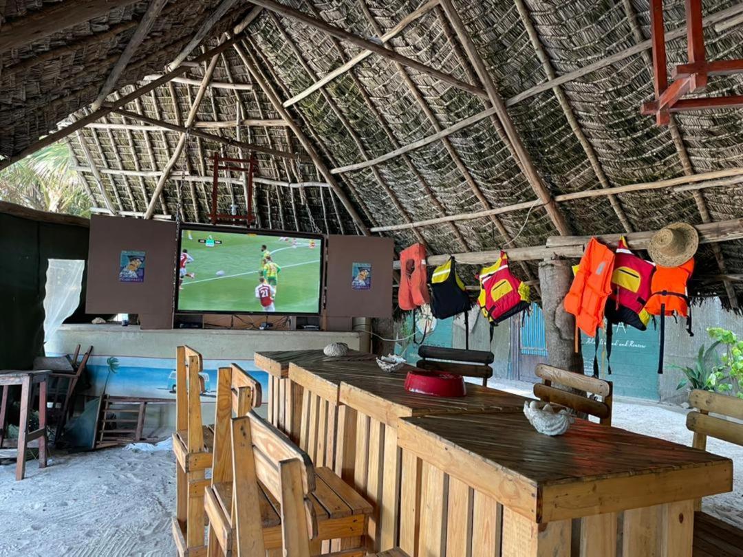 Mikadi Beach Camp & Backpackers Hostel Дар ес Саалам Екстериор снимка